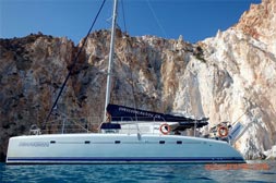 Catamarano intorno Milos Catamarano